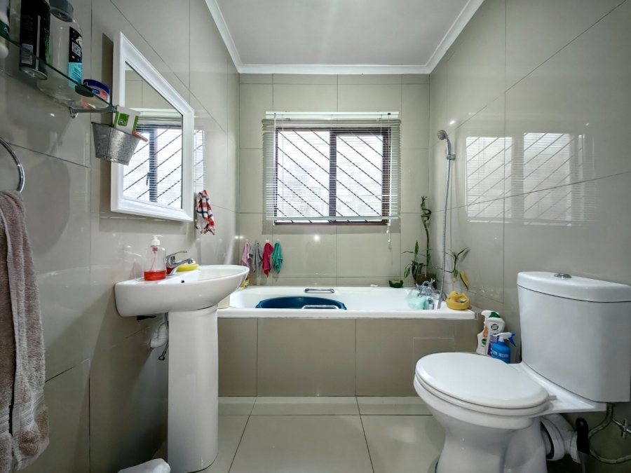 To Let 2 Bedroom Property for Rent in Lavender Hill Western Cape